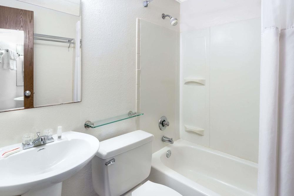 Days Inn By Wyndham פונד דו לאק מראה חיצוני תמונה